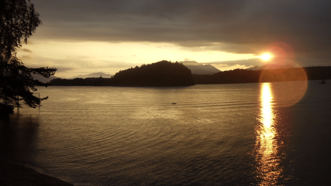Sonnenspur auf dem dunklen Wasser