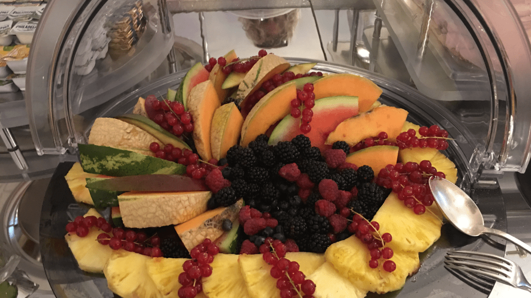 Frühstücksplatte mit Ananas