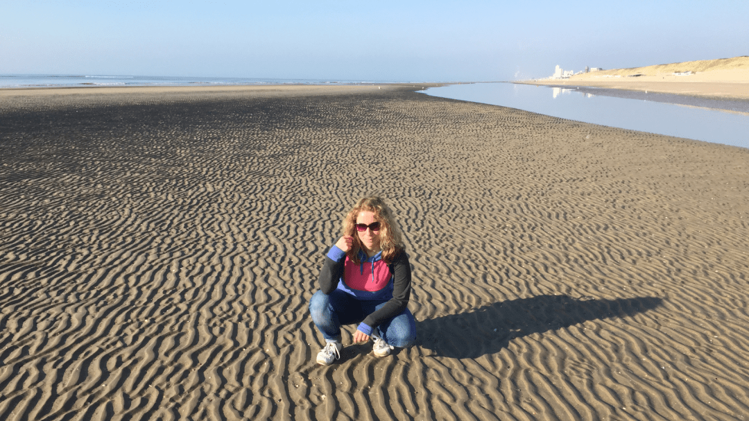 Lizzi alleine am Strand