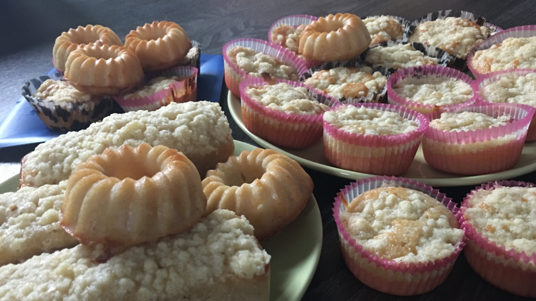 Muffins mit Streuseln und Miniguglhupf.