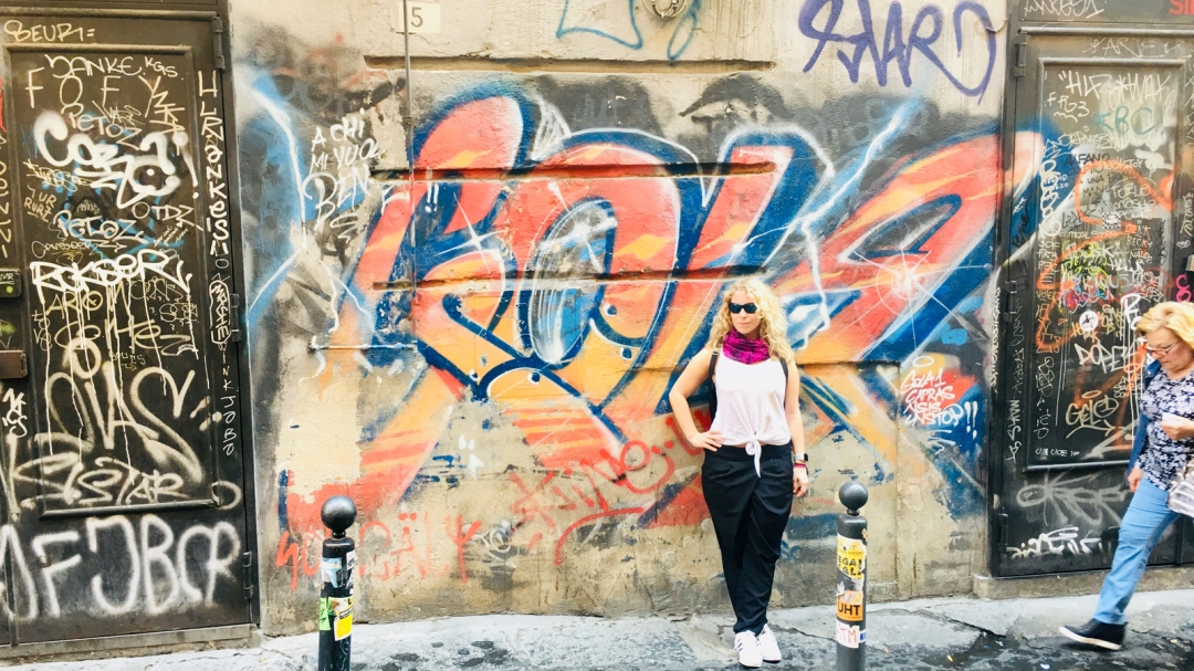 Lizzi lässig vor Graffiti