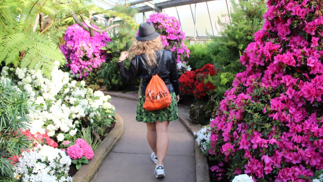 Lizzi schlendert durch Blumenweg