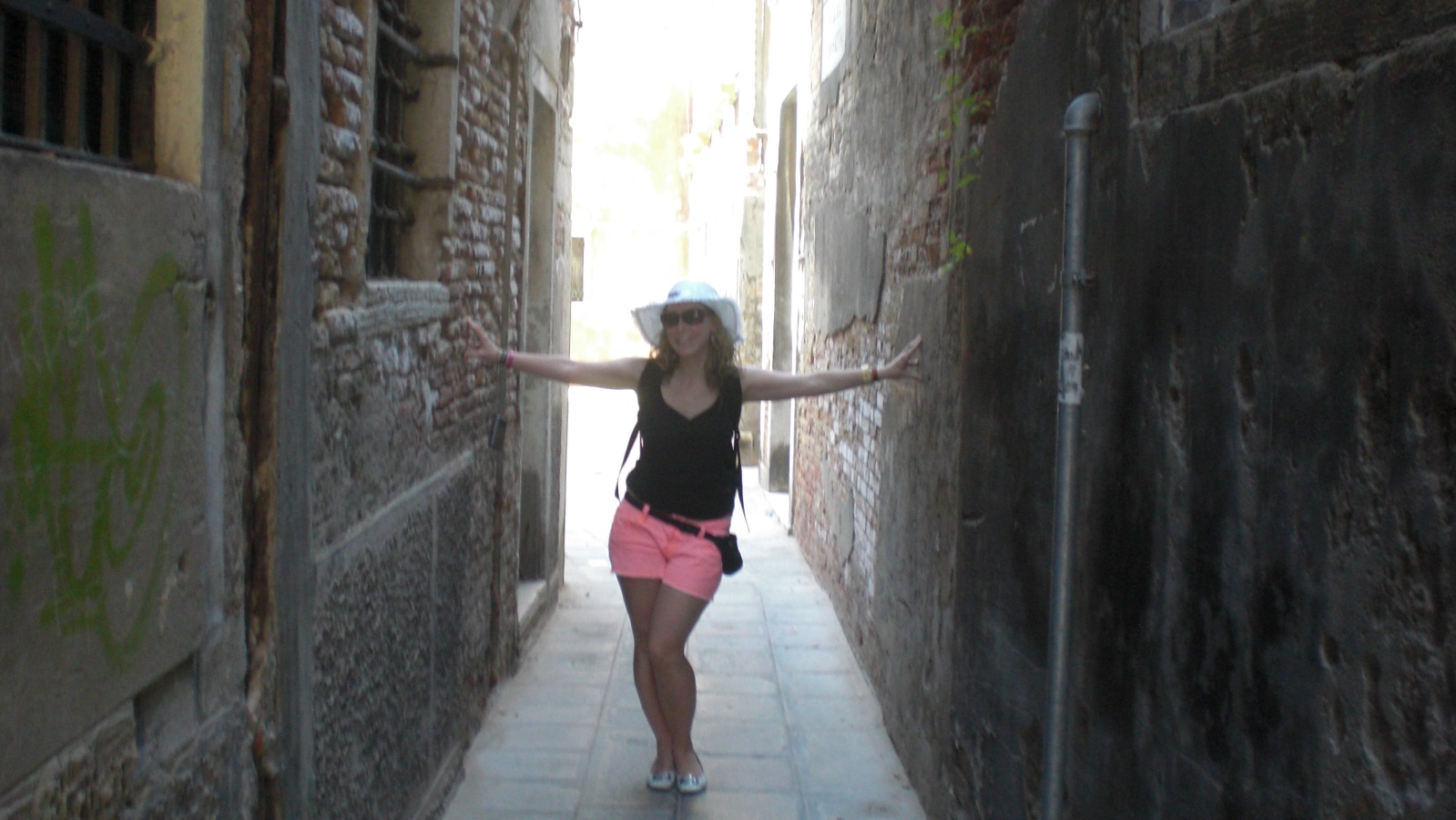 Lizzi in einer schmalen Gasse in Venedig.