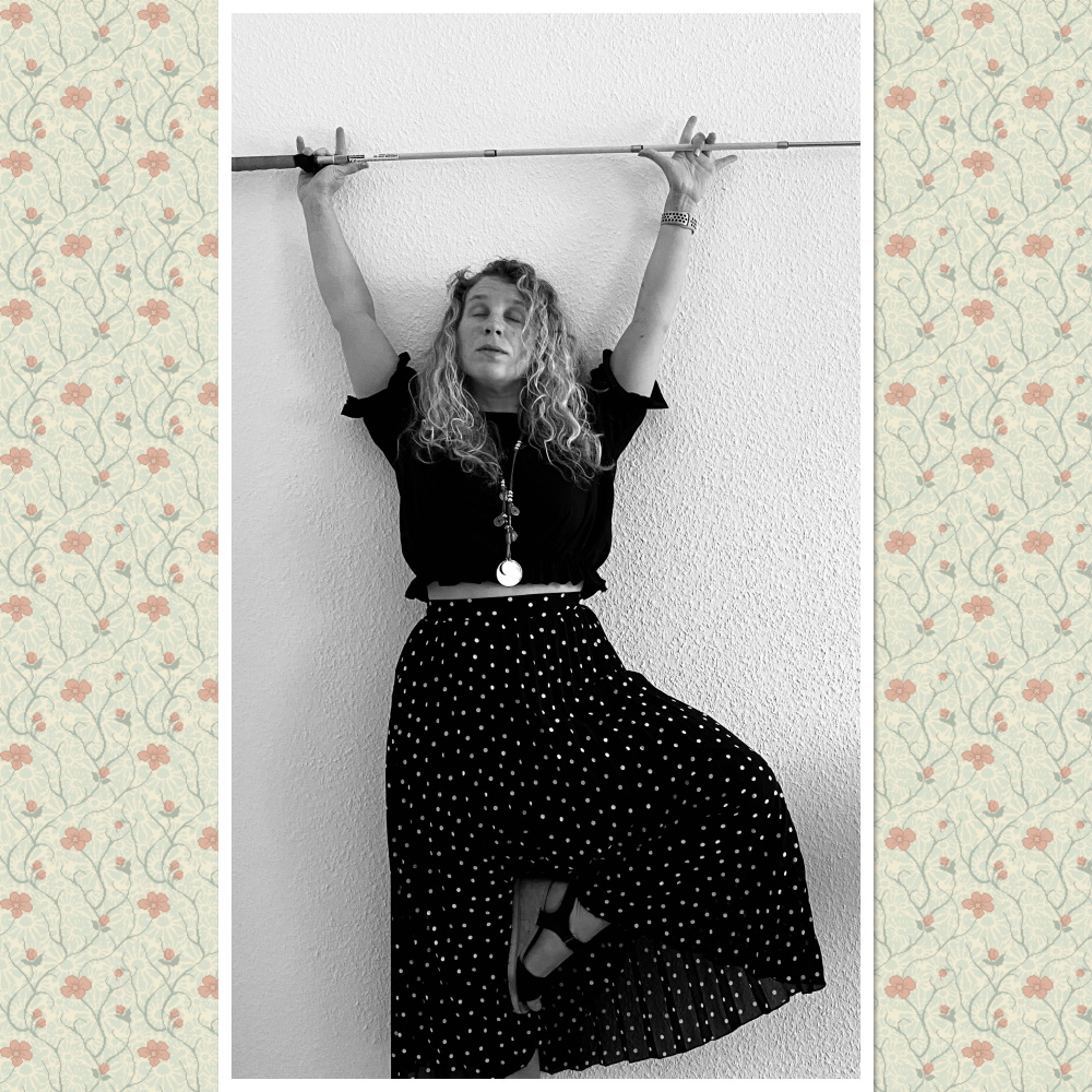 Lizzi hält den Langstock über sich.