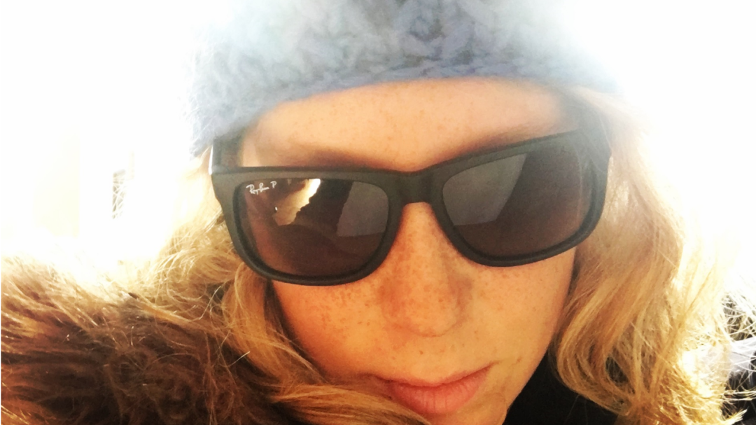 Lizzi Nahaufnahme mit Sonnenbrille