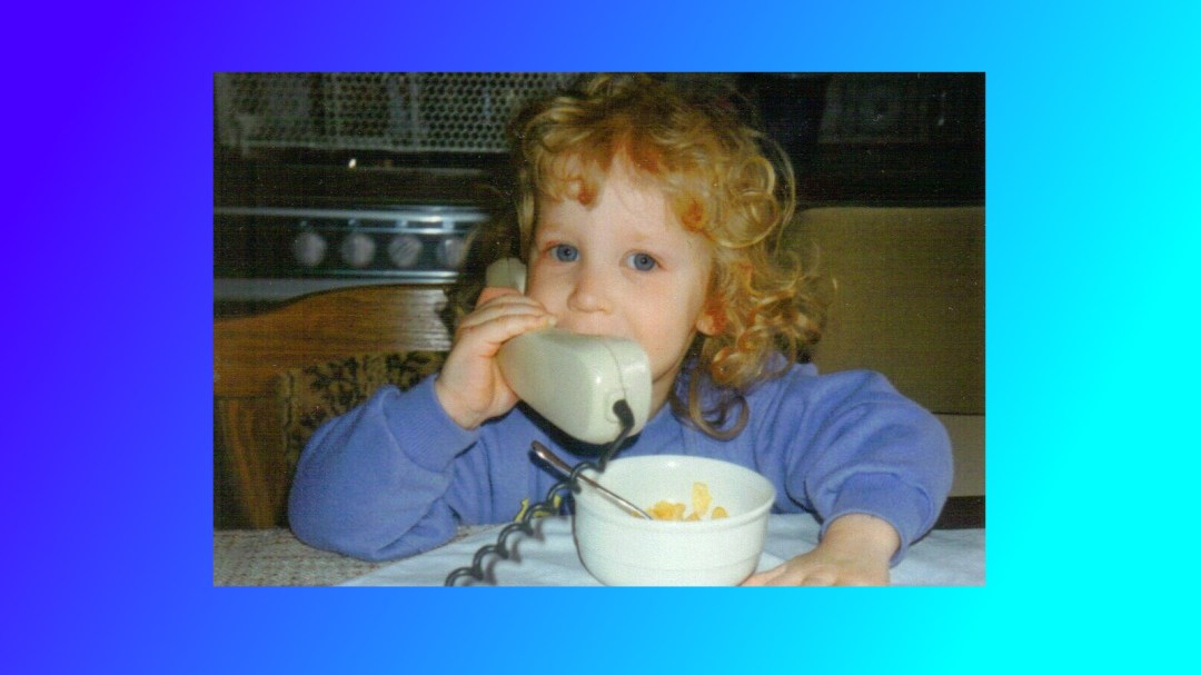 Lizzi als Kind mit Telefonhörer am Ohr