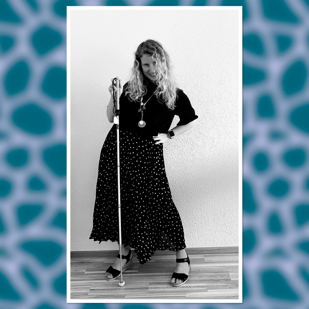 Lizzi posiert lässig mit Langstock.