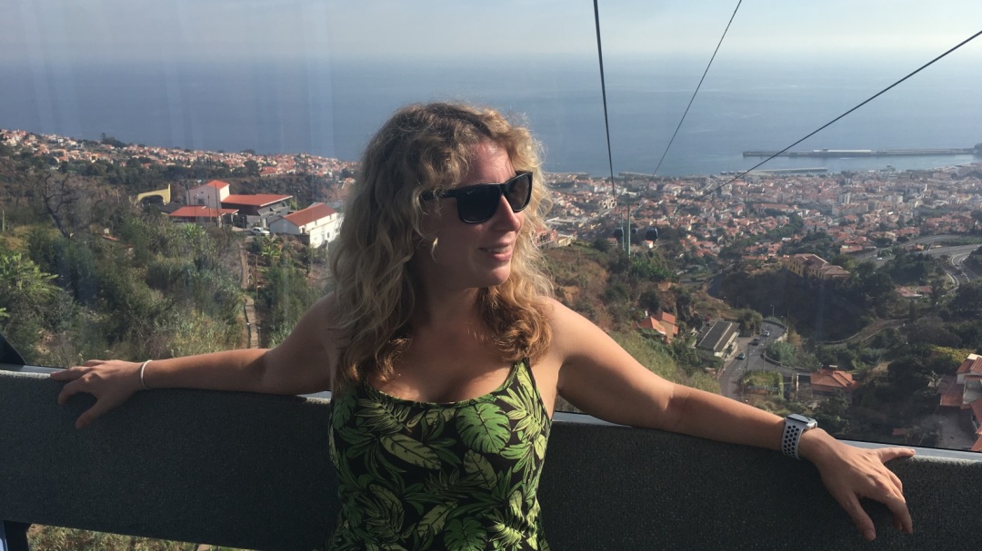 Lizzi in einer Gondel über Funchal.