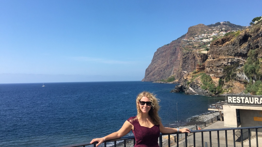 Lizzi vor Madeiras Steilküste. 