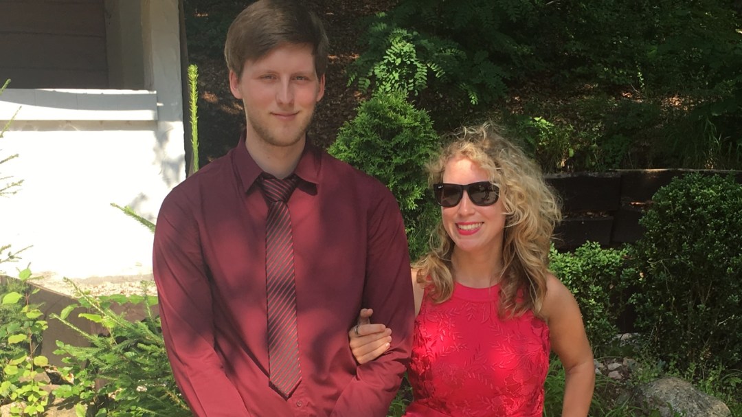 Lizzi in schickem Kleid mit ihrem Freund.